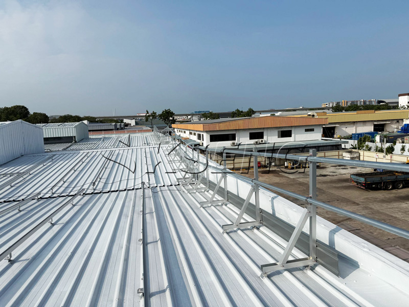 Kseng-rooftop-guardrail-with-safety-gate-for-375kW-solar-project,-galvanized-steel,-non-penetrative