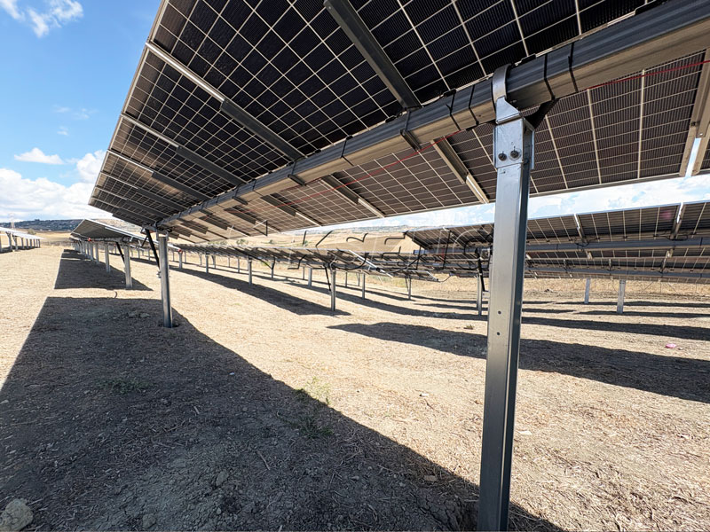 KST-1P-horizontal-single-axis-solar-tracker-structural-assembly-in-Italy